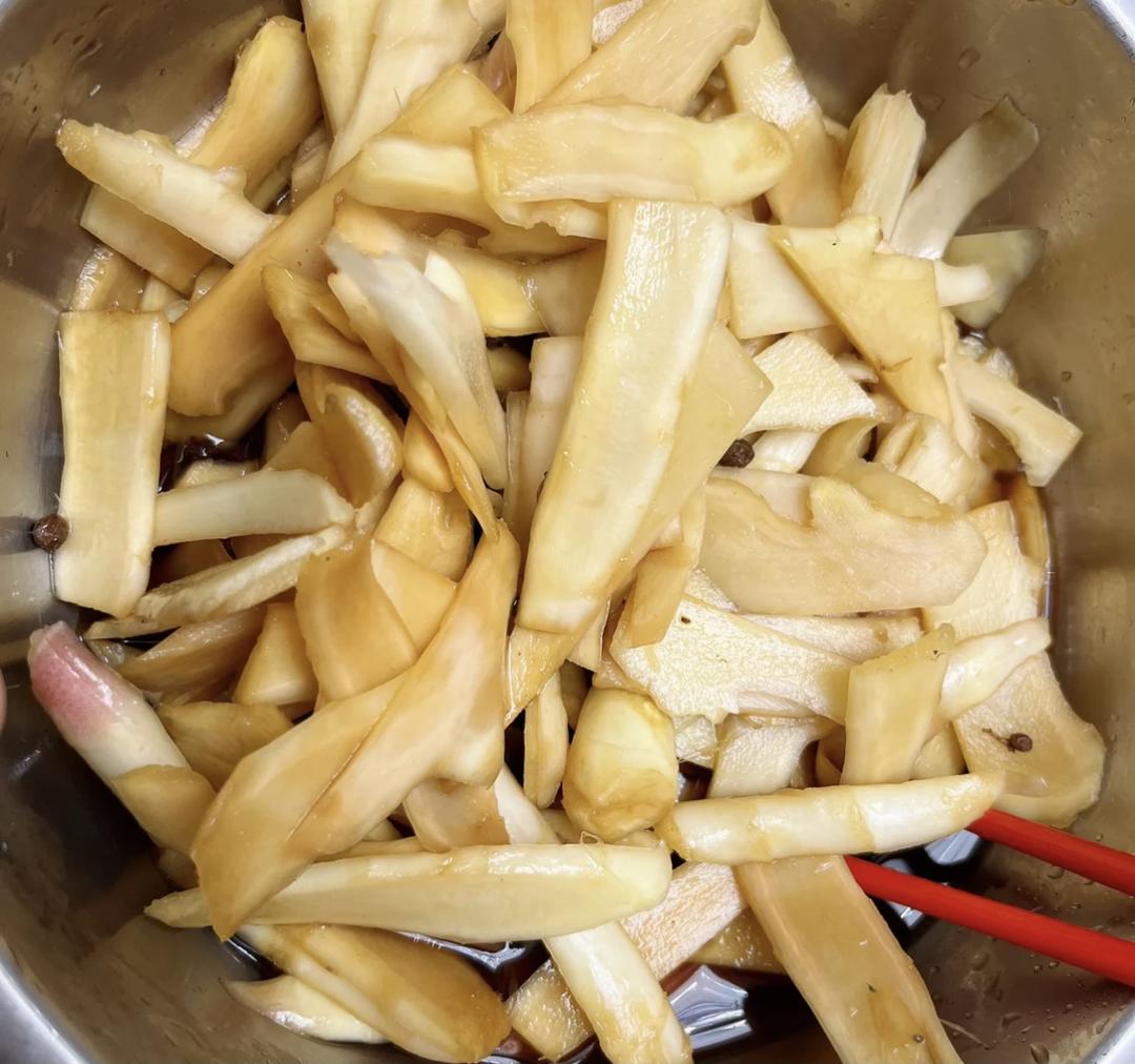 Boil the vinegar, sugar, and soy brine, then cool it completely