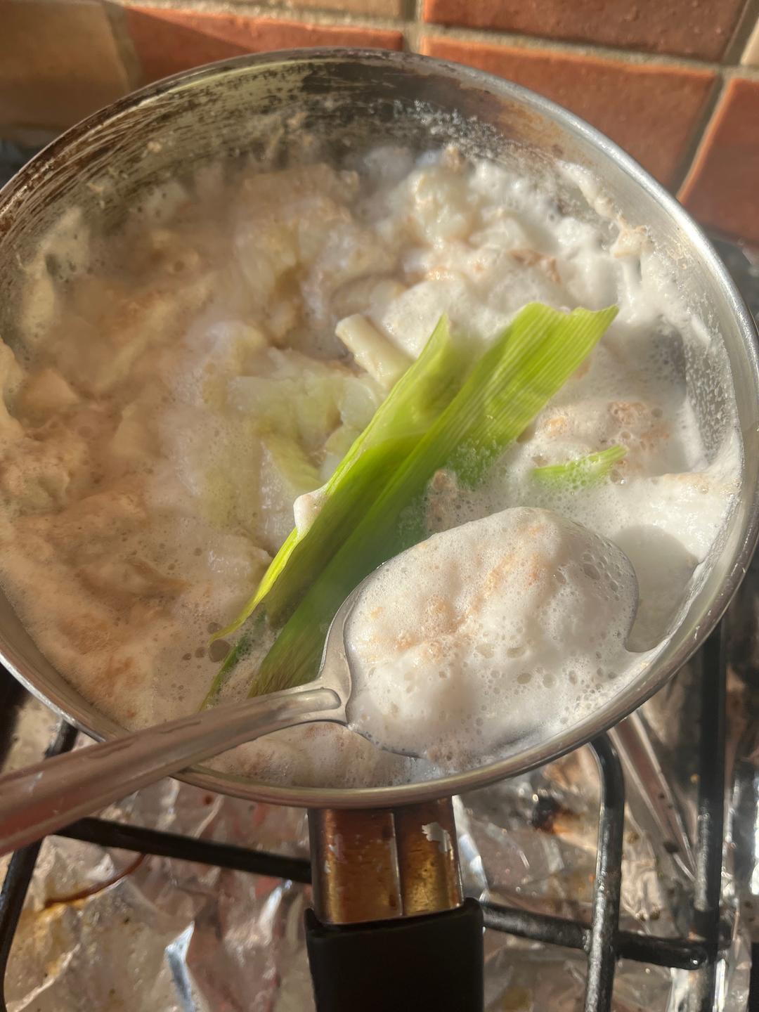 When it boils, skim the foam and scoop out th