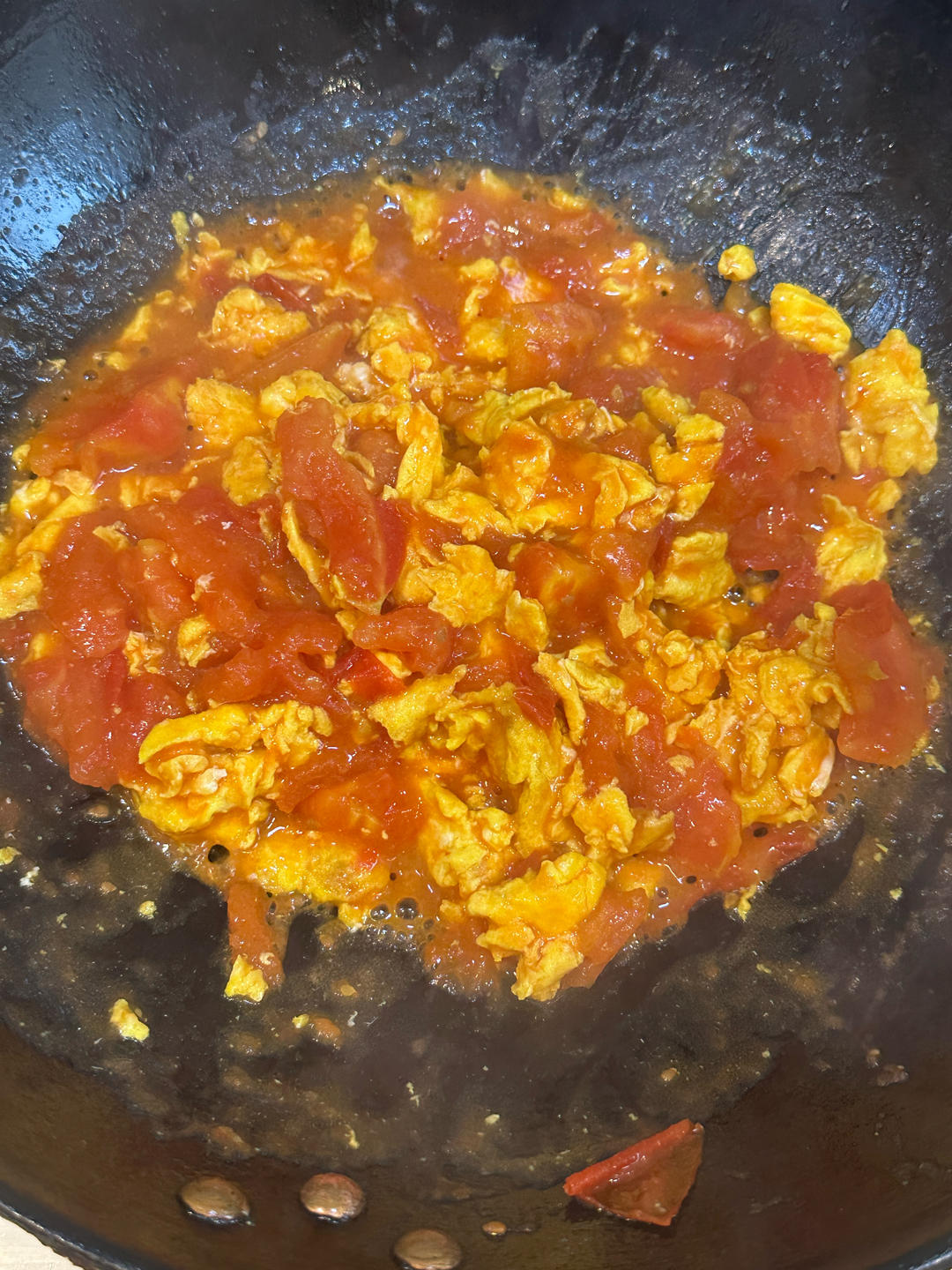 Return the scrambled eggs to the wok and toss with the tomato sauce over low heat for 30 seconds.