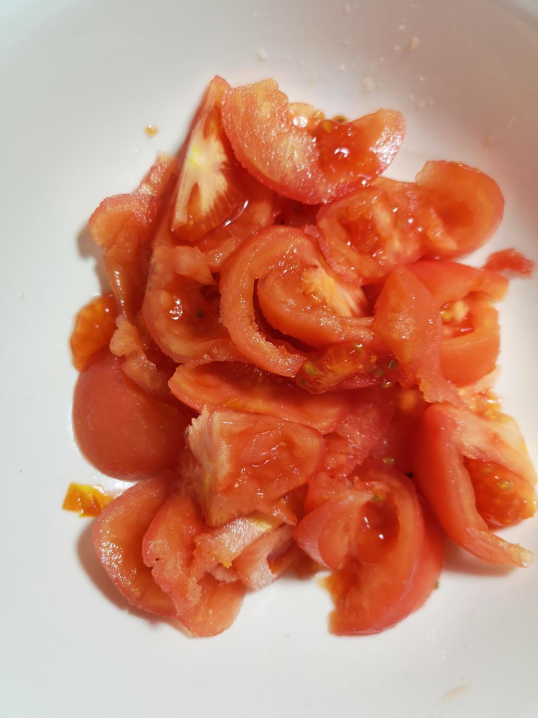Cut each peeled tomato into small dice, about 1 to 2 cm (½ to ¾ inch). Small pieces are the point: the smaller you cut, the faster they collapse into the broth, releasing their juice, pulp and natural sweetness into the water.