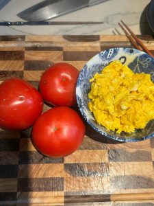 Wash the tomatoes, remove the stems and cut them into wedges.