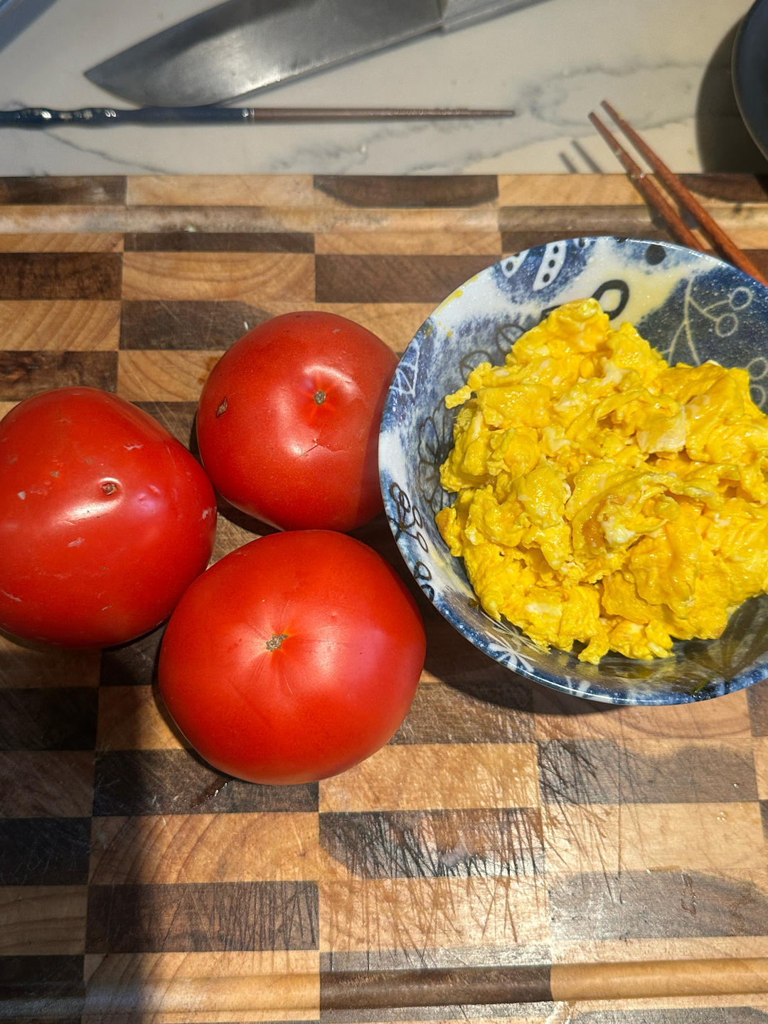 Wash the tomatoes, remove the stems and cut them into wedges.