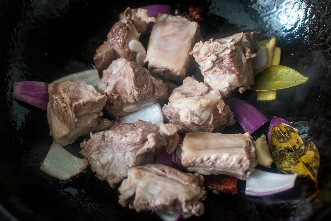 Sear the ribs until the surfaces turn lightly golden