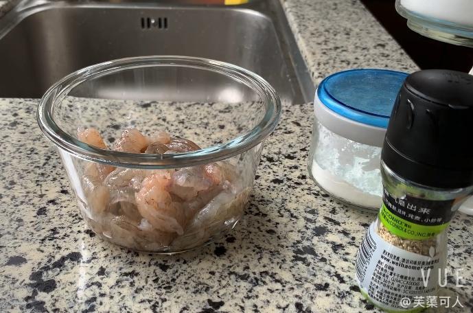 Peel and devein the shrimp, rinse clean; add