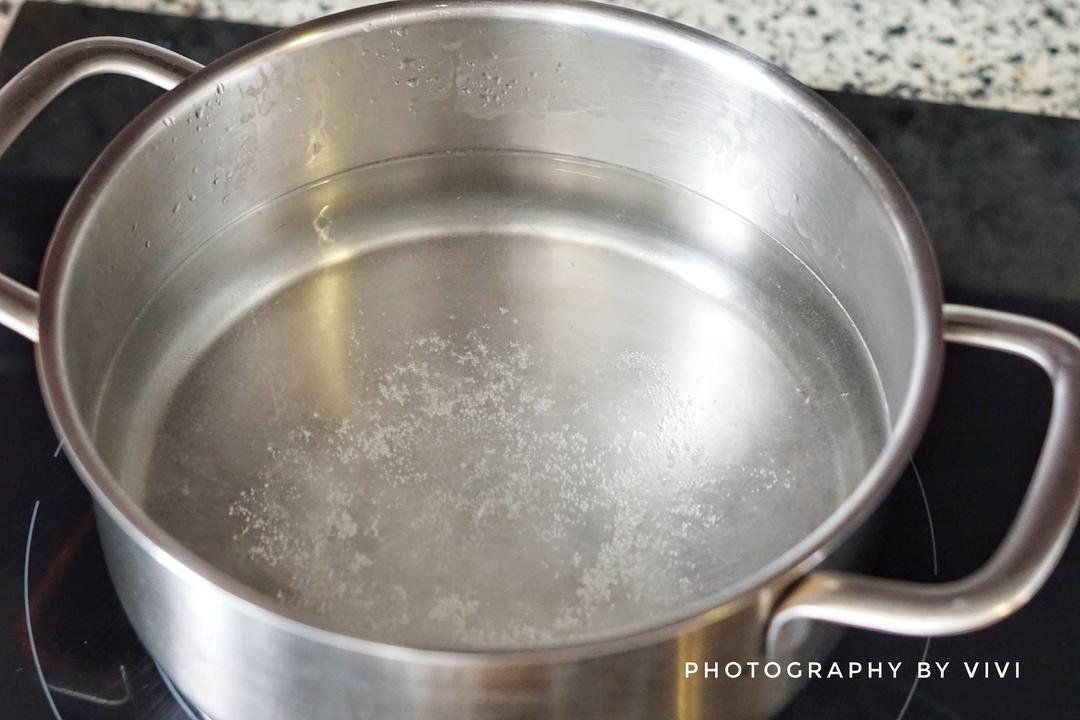 Heat half a pot of water in the soup pot
