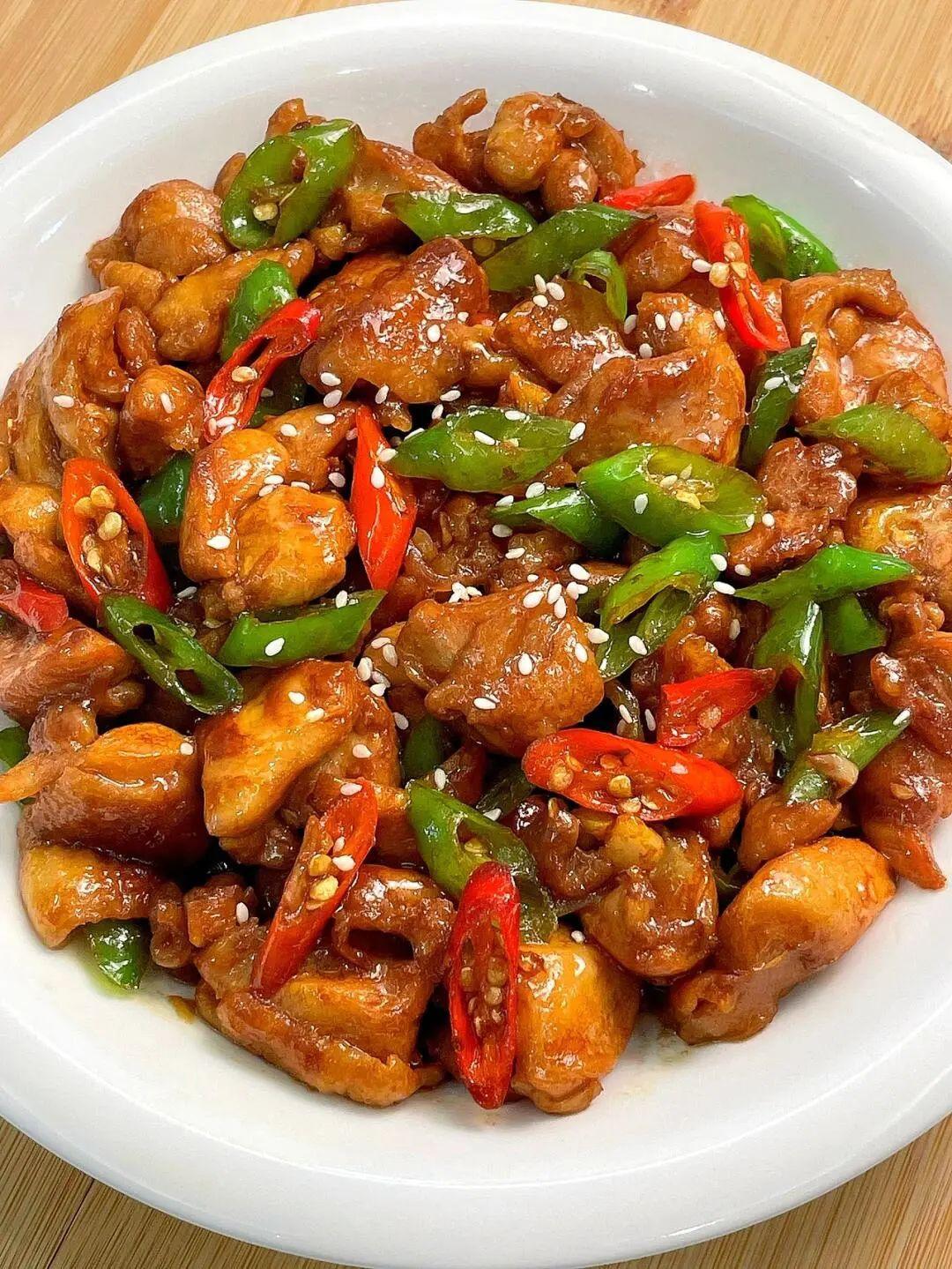 Velveted chicken thigh stir-fried with green and red pepper slices