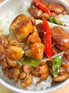 The finished twin-pepper chicken with glossy peppers and silky chicken