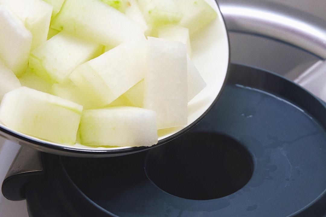 Add the cubed winter melon; cook 5 min / 100°