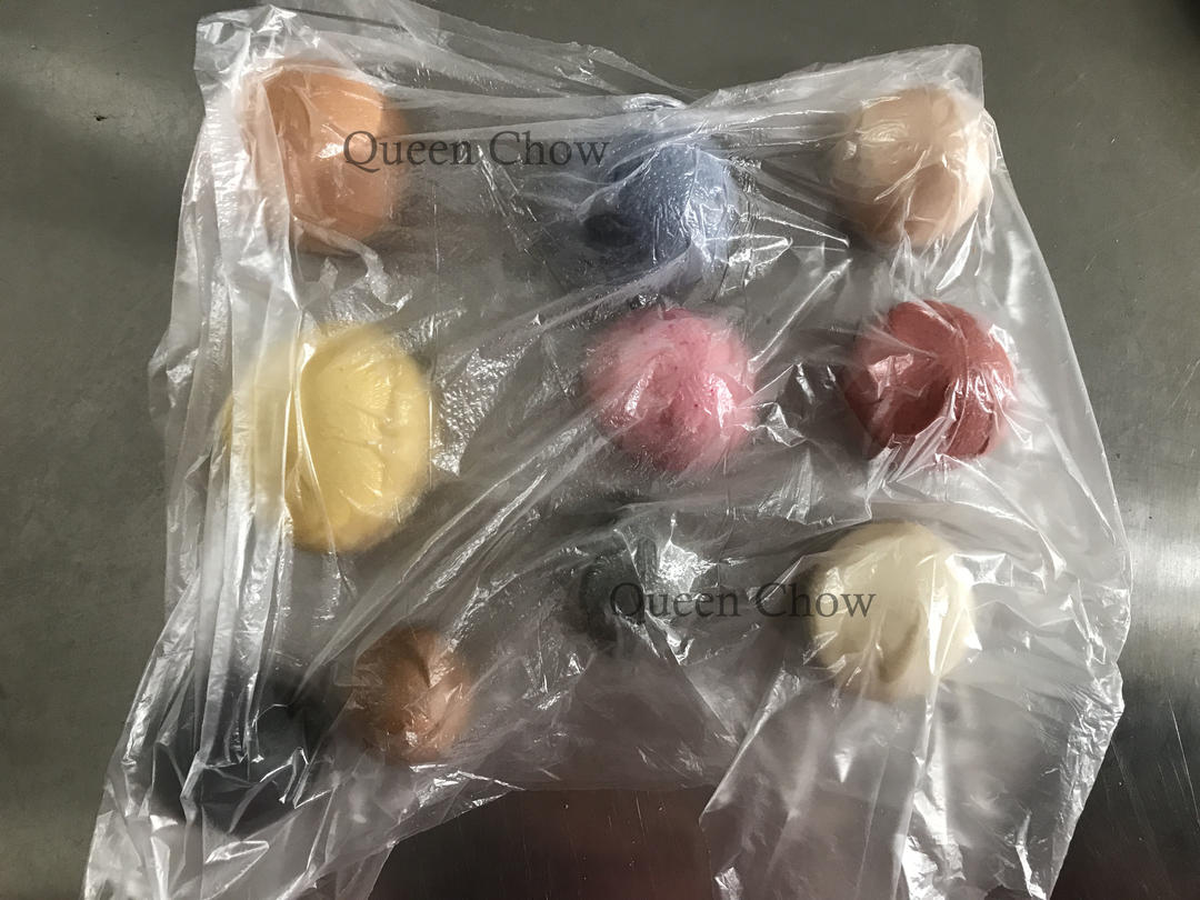 This batch uses 250 g of flour, then colors i