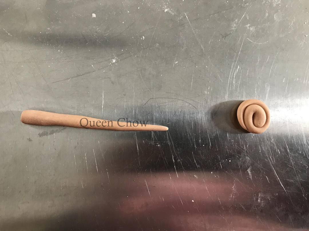 Aries: roll the orange dough into a 8 cm cone