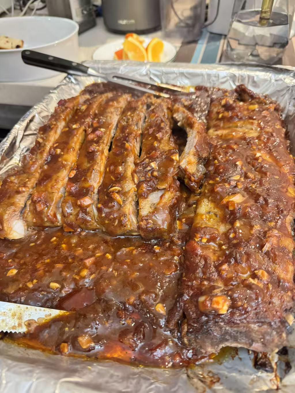 Sliced barbecue ribs ready to serve