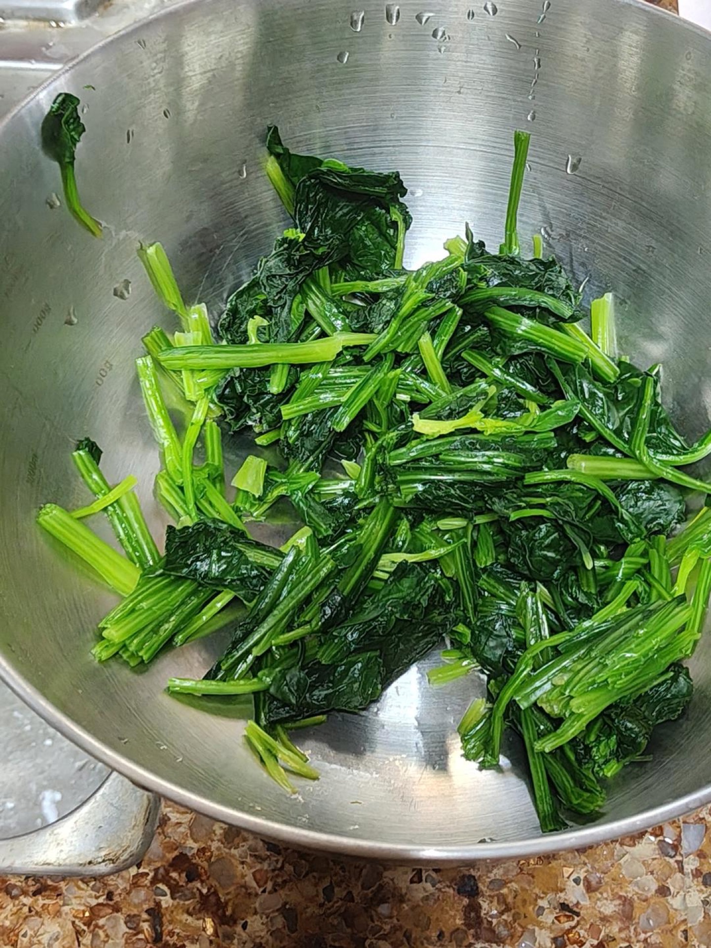 Chop the spinach and blanch it in boiling water, then drain and squeeze out the excess liquid.