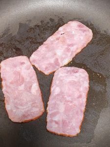 Fry the bacon with no oil or just a little oil until fragrant, then chop it. Without washing the pan, add the onion and stir-fry until fragrant. Add the kabocha and spinach, season