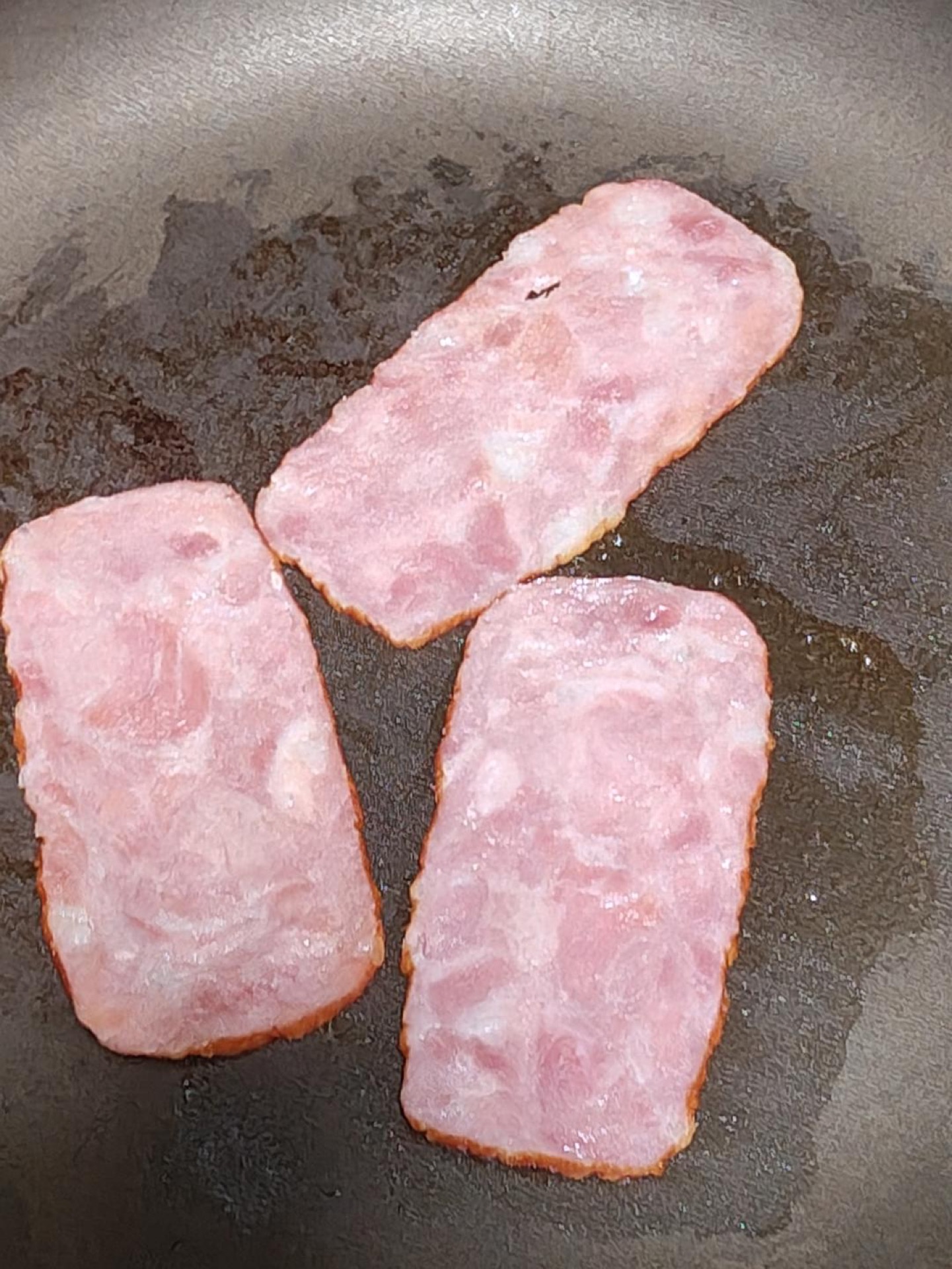 Fry the bacon with no oil or just a little oil until fragrant, then chop it. Without washing the pan, add the onion and stir-fry until fragrant. Add the kabocha and spinach, season