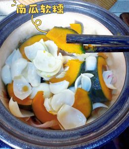 Uncover, spoon the glaze over the pumpkin and lily, scatter the scallion over the top, and serve hot straight from the pot.