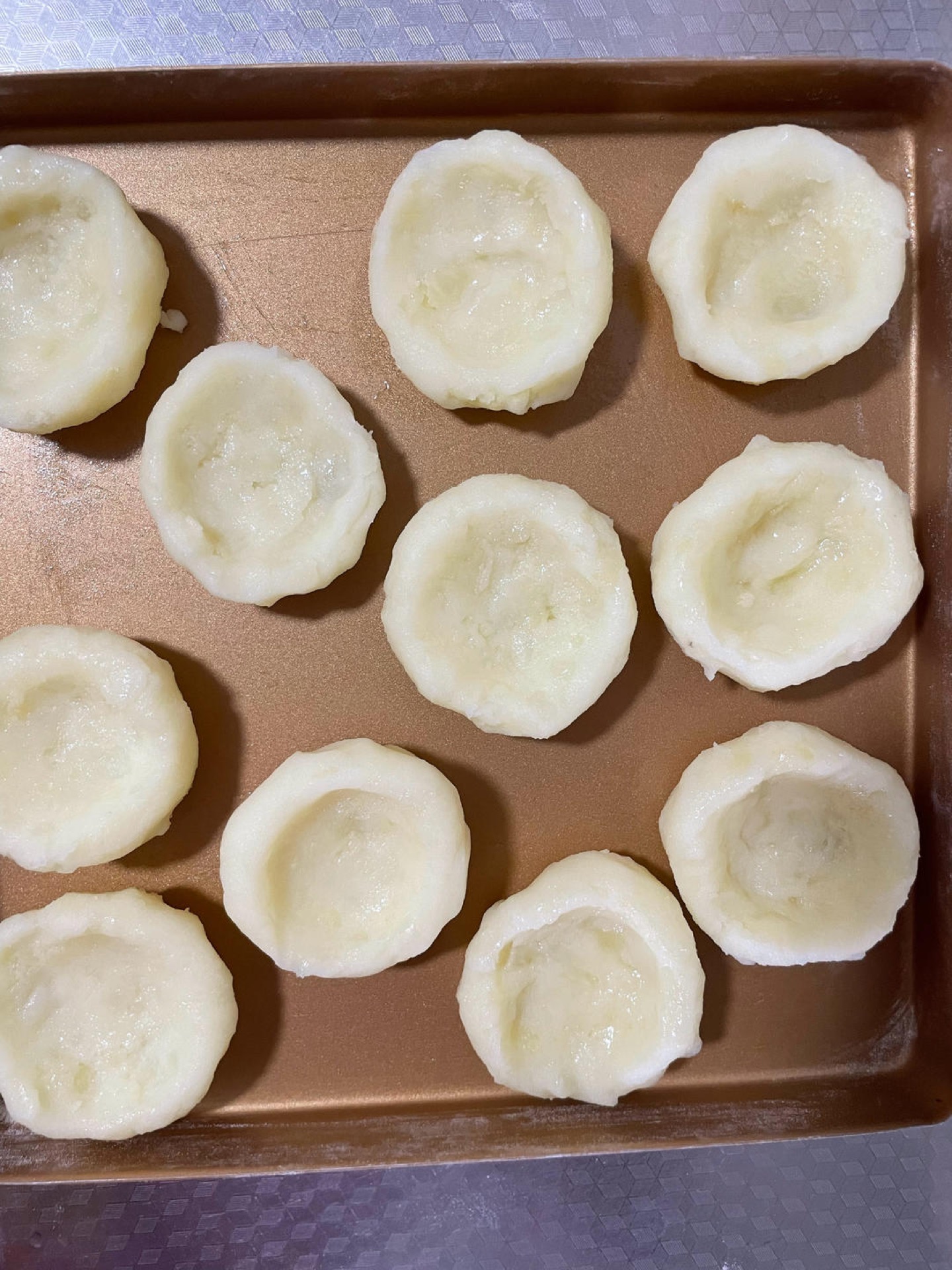 Roll the mash into balls, press each into a small bowl shape, and bake at 210°C (410°F) for 20 minutes, then remove from the oven.