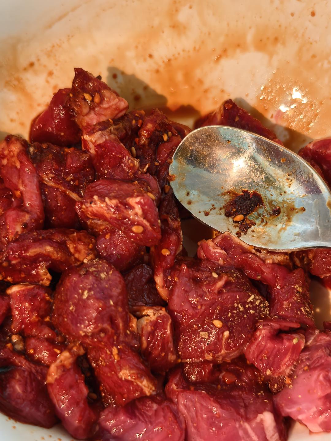 Marinating the beef slices in the seasoned mixture