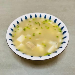 Plate the soup and scatter a little more chopped scallion over the top.