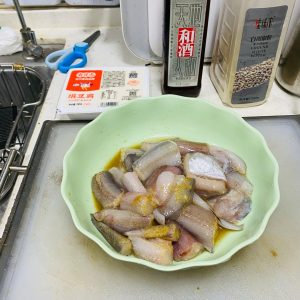 Cut the fish into short segments, then toss with the scallion, ginger, Shaoxing wine and white pepper and set aside to marinate and deodorize.