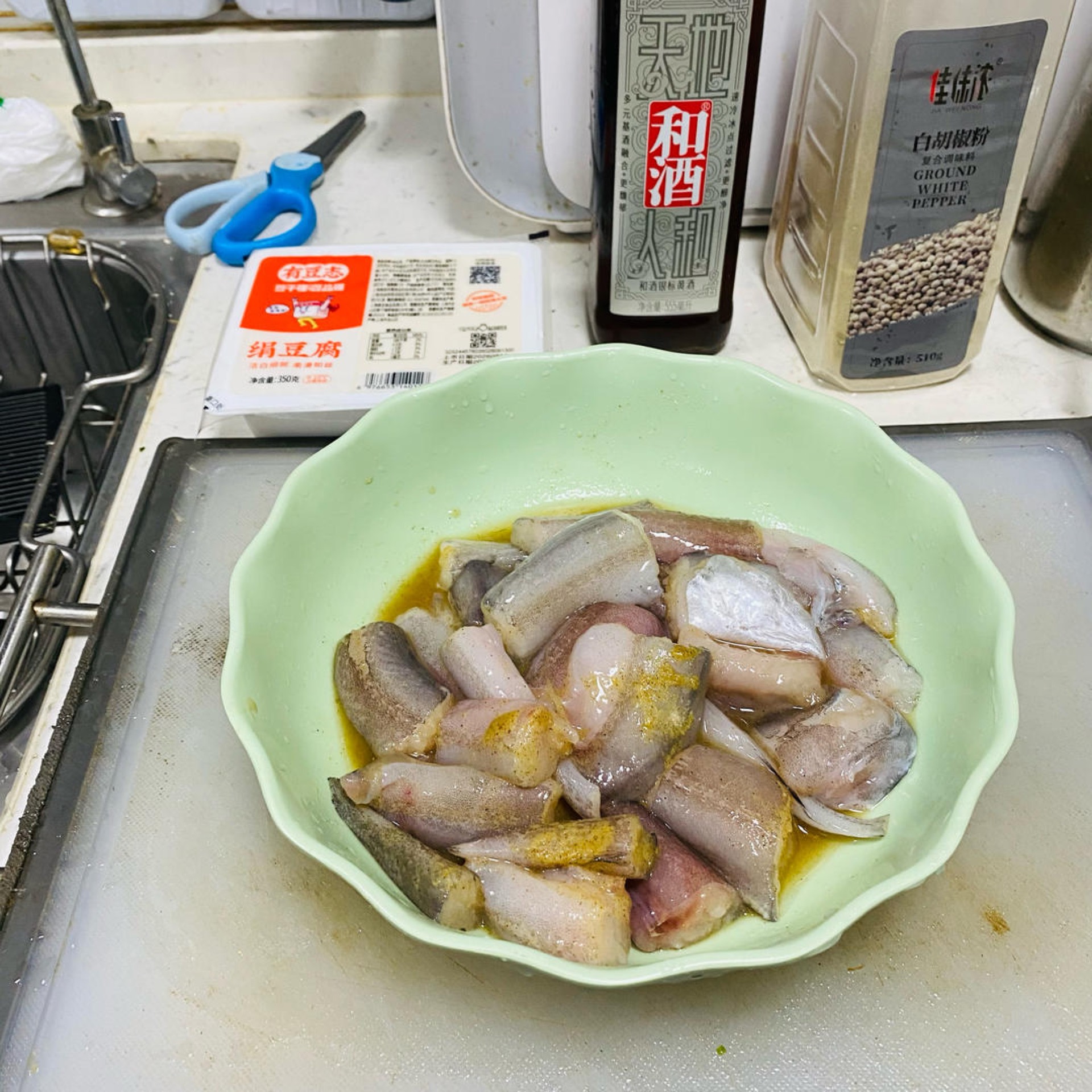 Cut the fish into short segments, then toss with the scallion, ginger, Shaoxing wine and white pepper and set aside to marinate and deodorize.