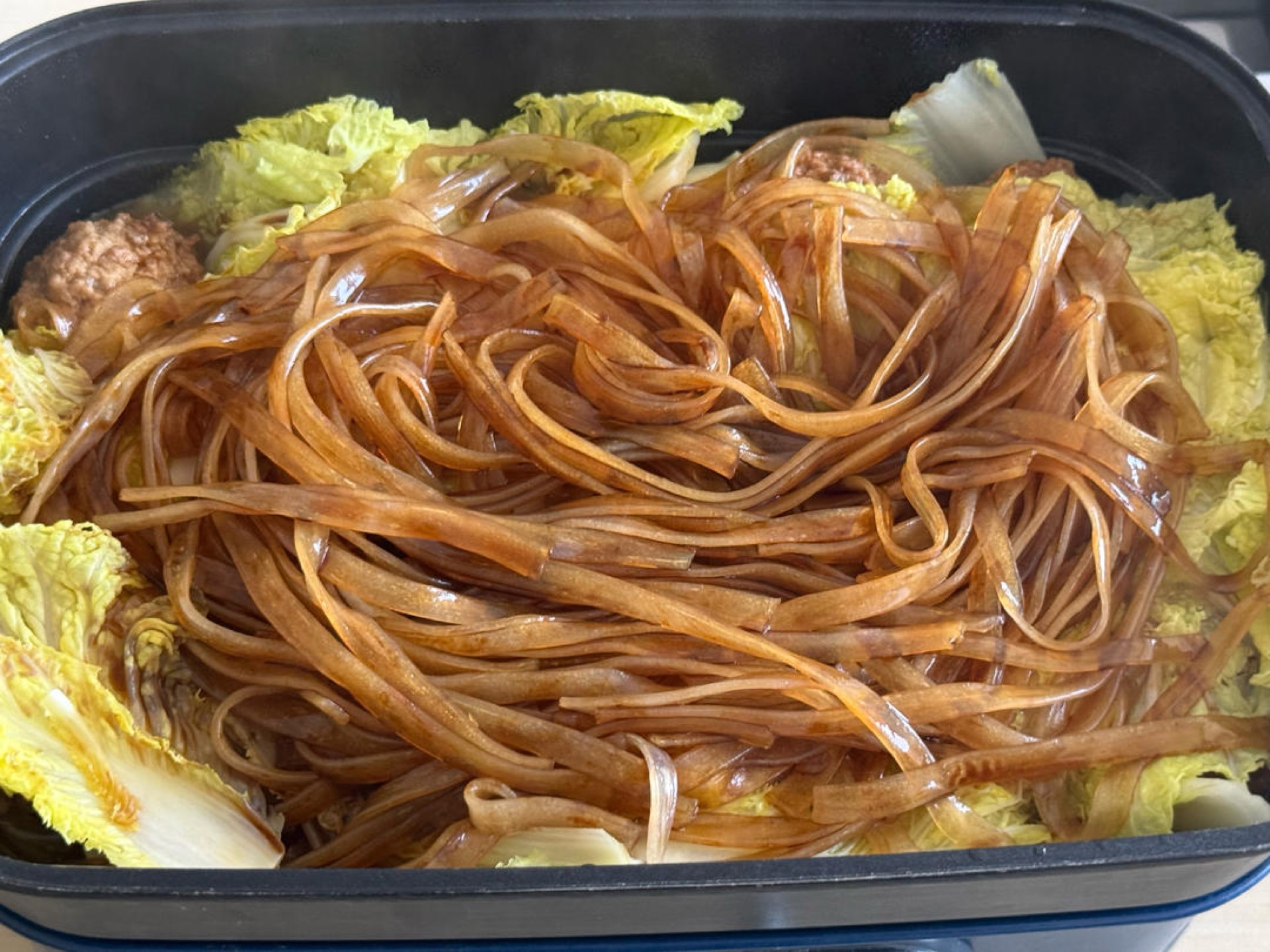 Add the soaked vermicelli and a little light soy sauce, then cover and simmer a few more minutes.
