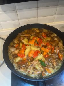 Add the potatoes, carrot, and chili peppers (plus king oyster mushrooms, shiitake mushrooms, lettuce stems, lotus root slices, or corn). Braise over high heat for 20 minutes, addin