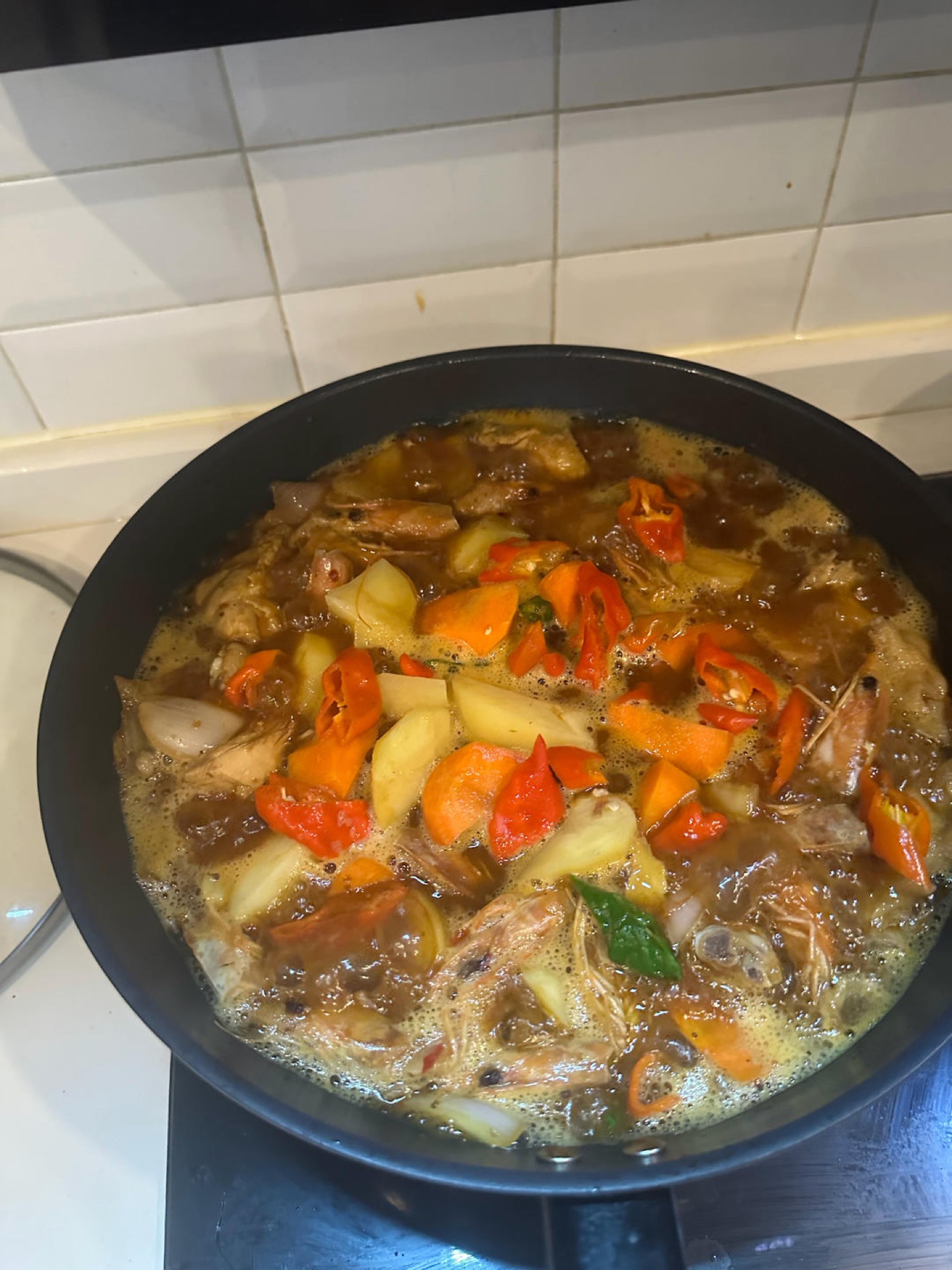 Add the potatoes, carrot, and chili peppers (plus king oyster mushrooms, shiitake mushrooms, lettuce stems, lotus root slices, or corn). Braise over high heat for 20 minutes, addin