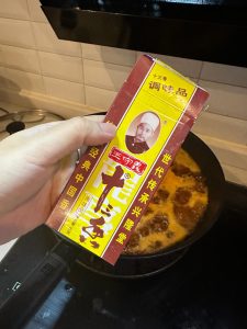 Add one tablespoon of thirteen-spice powder. (If you want to save effort, mix the sauce in a bowl ahead of time; if you have a lot of ingredients, add one more spoon of light soy s