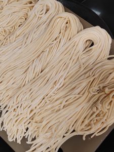 If making noodles from scratch, combine 500 g flour, 2 eggs, 130 g water, and 4 g salt into a dough, knead until smooth, cover, and rest 30 minutes; while it rests, wash and cut th