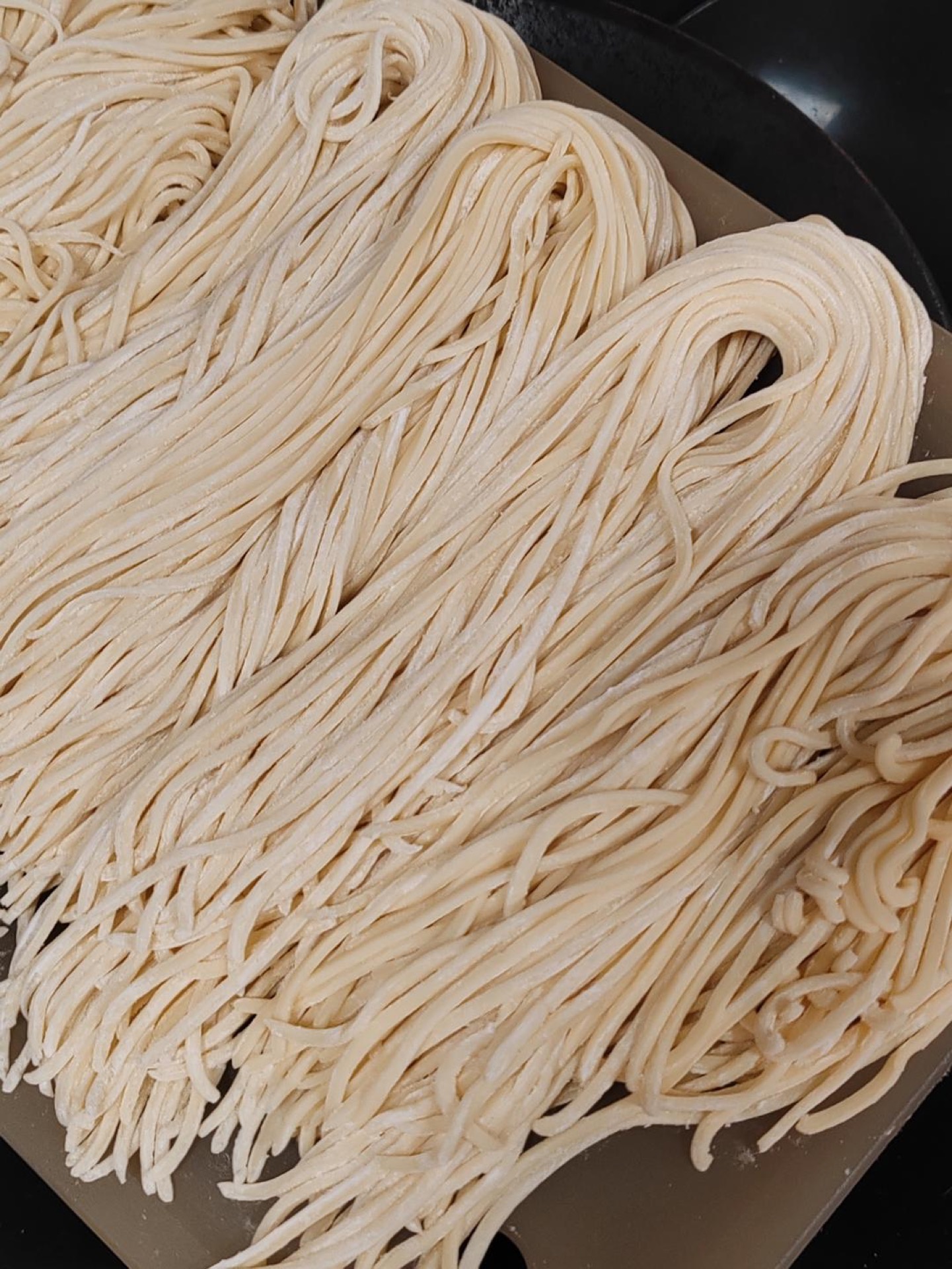 If making noodles from scratch, combine 500 g flour, 2 eggs, 130 g water, and 4 g salt into a dough, knead until smooth, cover, and rest 30 minutes; while it rests, wash and cut th