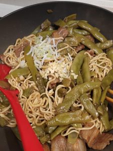 If you like a crispy crust on the bottom, turn the heat to high and toast it briefly, then stir in the minced garlic and sliced scallion, toss to combine, and take it off the heat.