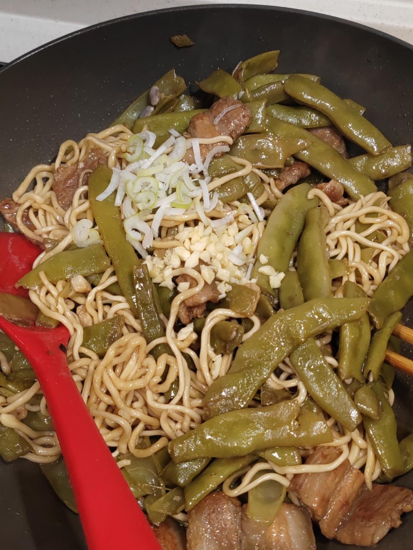 If you like a crispy crust on the bottom, turn the heat to high and toast it briefly, then stir in the minced garlic and sliced scallion, toss to combine, and take it off the heat.