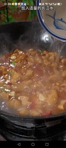 Pour in an appropriate amount of water, enough to come about halfway up the intestine.