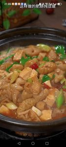 The braised pork intestine with tofu is done — serve it hot straight from the wok.