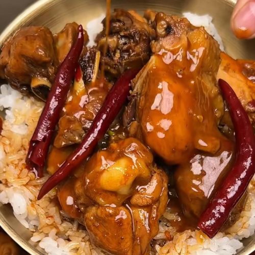 Braised spicy chicken with dried chilies and Sichuan peppercorns
