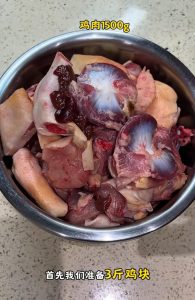 Drying chicken pieces with kitchen paper