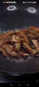 Heat the wok until hot, add the oil, and pour in the dace in black bean sauce.