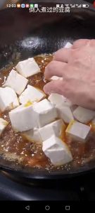 Add the blanched tofu, push it gently with the spatula, and simmer for 3 minutes.