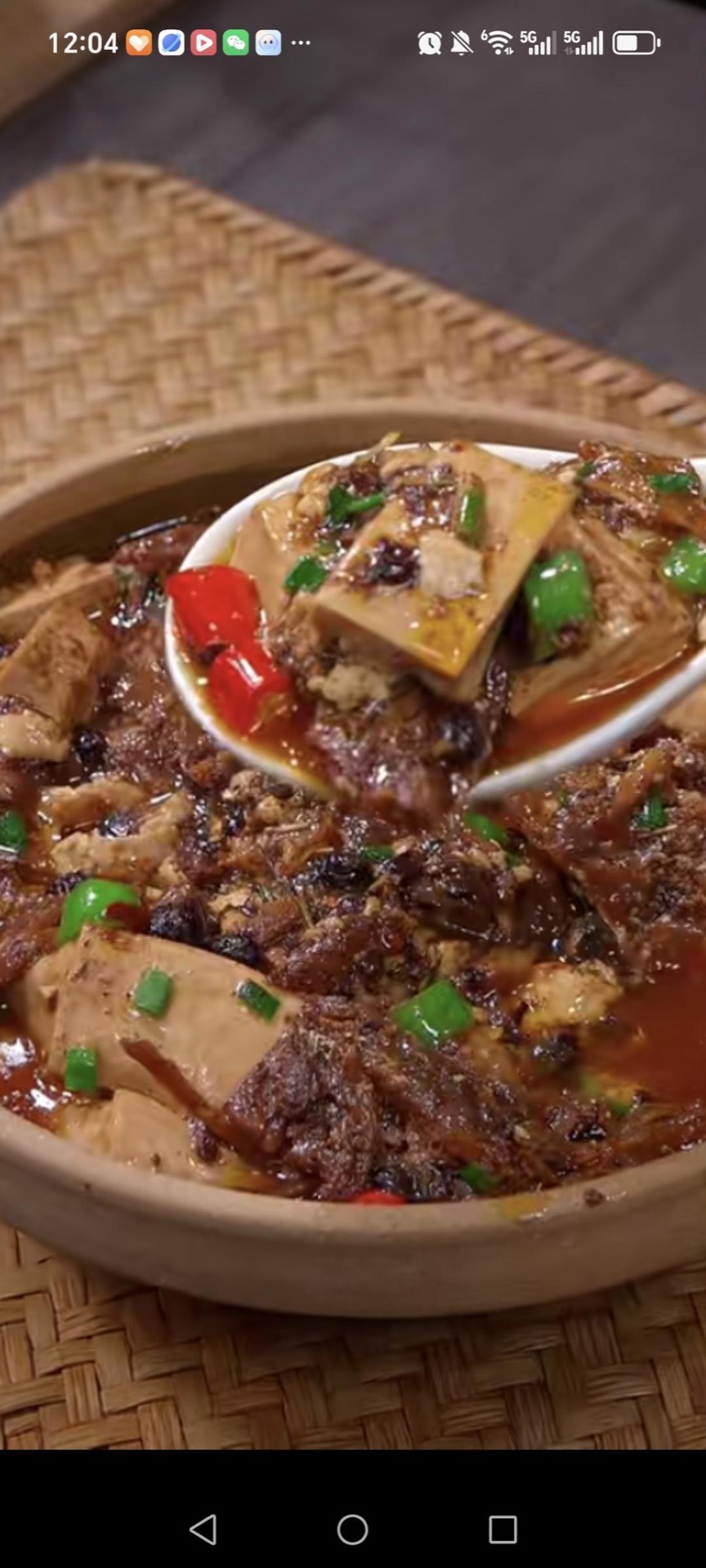 Transfer to a serving plate — the braised tofu with dace in black bean sauce is ready.