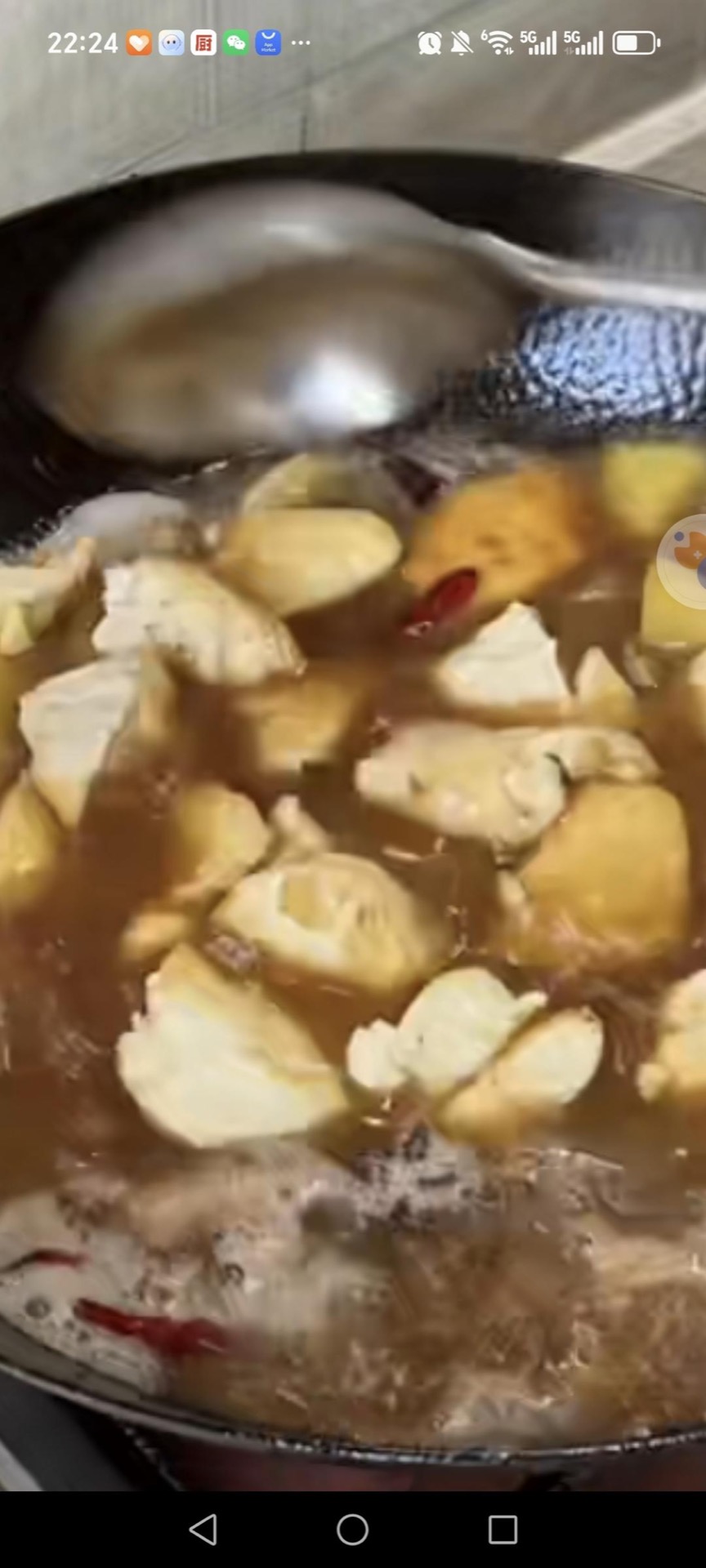 Add the fried tofu back into the wok.
