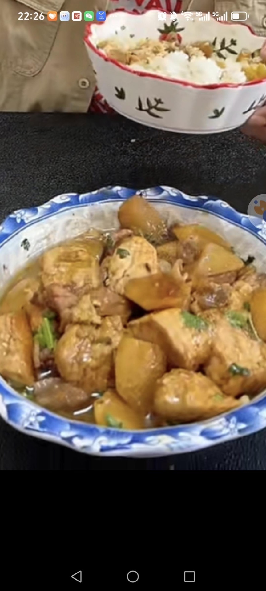 Transfer everything to a large bowl, and the potato-braised tofu is ready.