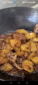 Splash in the Shaoxing wine, then add the light soy sauce, a little dark soy sauce, thirteen-spice powder, chicken bouillon, and sugar, and stir everything together evenly.