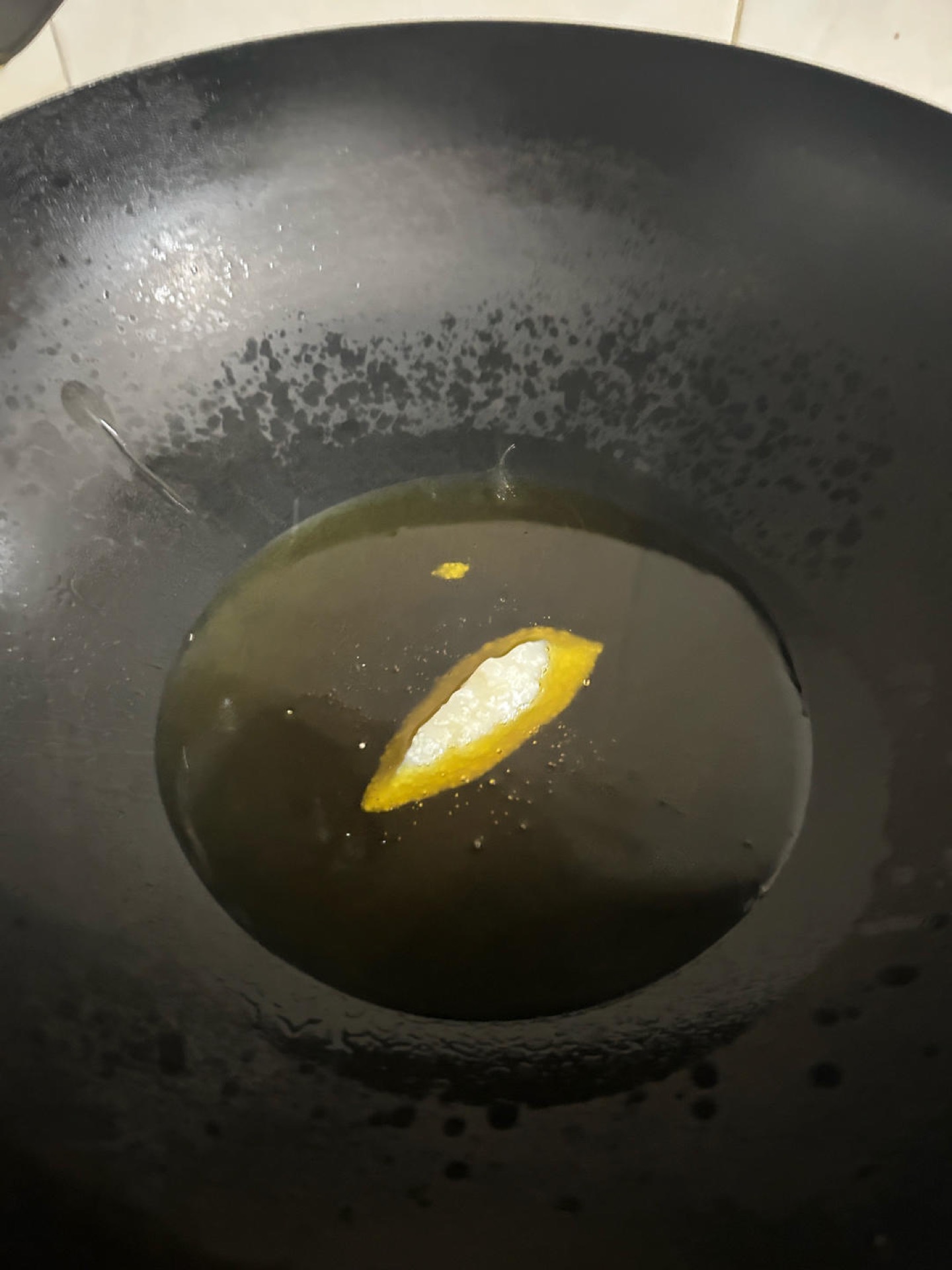 Oil and lard heating in the wok