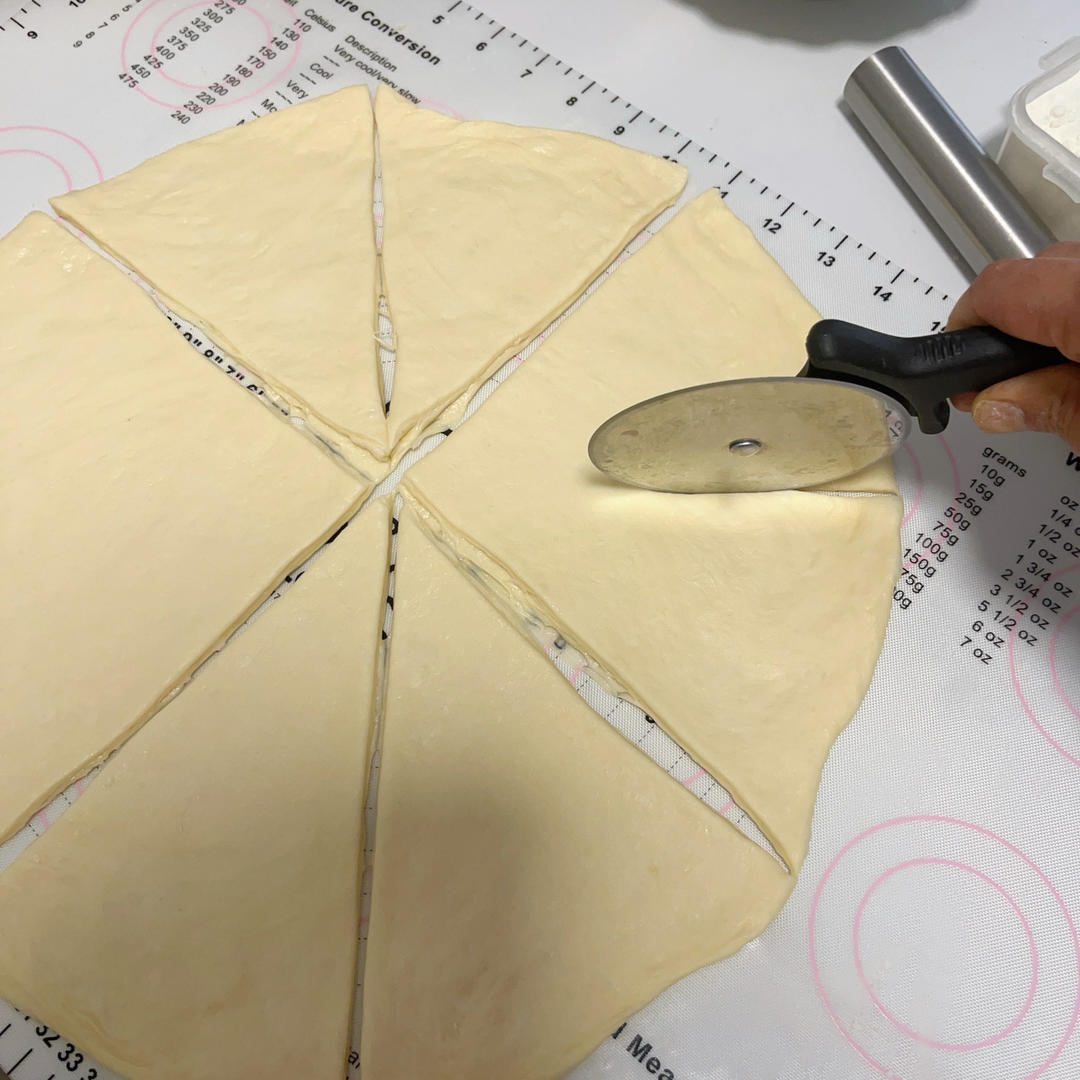 Cutting the dough sheet into eight wedges