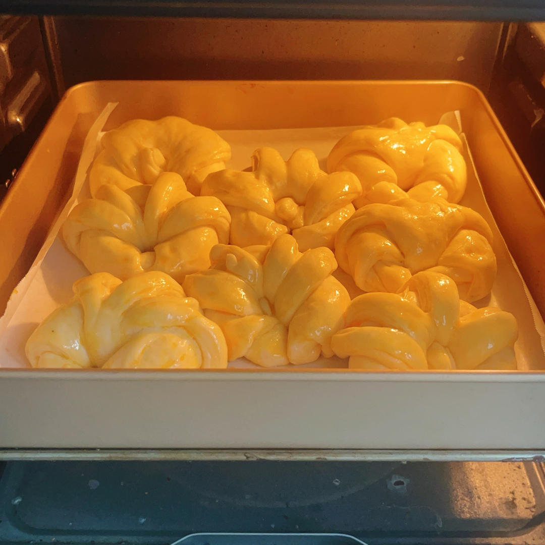 Baking the butter bread buns until golden