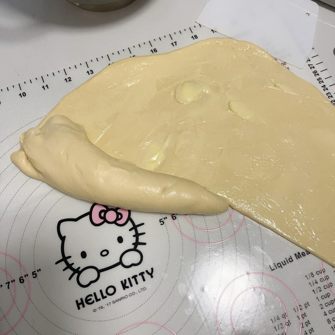 Cutting the buttered dough round along its radius