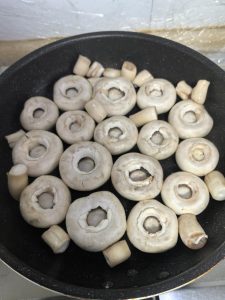 Wash the mushrooms well, add a little oil to the wok, and sear over low heat.