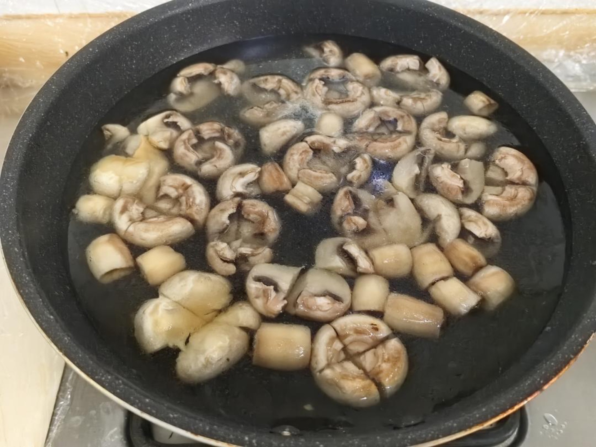 Pour in hot water, bring to a rolling boil over high heat, then add light soy sauce and salt to your own taste, lower the heat, and simmer as long as you like — you can go do somet