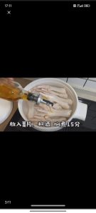 Put the feet in a pot of cold water, bring to a boil over medium-high heat, then simmer for 15 minutes with the ginger and Shaoxing wine to remove the funk.