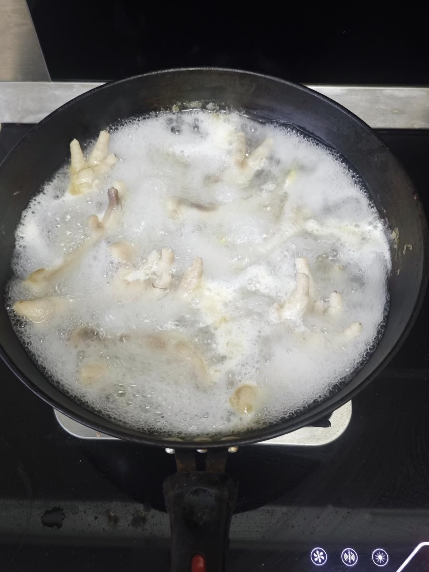 A layer of foam will rise during cooking and must be skimmed off — it is mostly blood and impurities, and if you leave it the feet will carry a gamy smell that ruins the hot and so